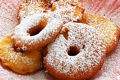 Frittelle di mele con zucchero a velo