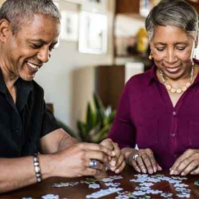 adulti compongono un puzzle