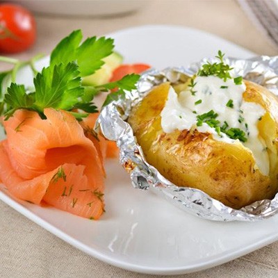 Patate al cartoccio con salmone e salsa allo yogurt