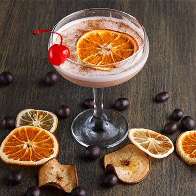 Cocktail con arancia disidratata