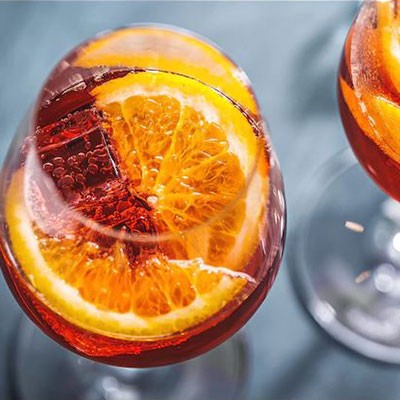 Spritz con fette d'arancia