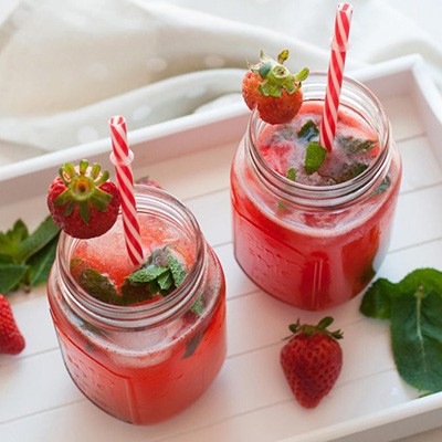 Cocktail analcolico di San Valentino con fragola