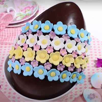 Uovo di cioccolata con fiorellini in zucchero