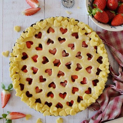 crostata vegana con cuori per san valentino