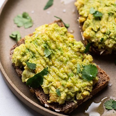 Crostini di hummus di ceci e avocado