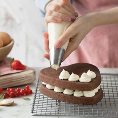 torta a forma di cuore con panna