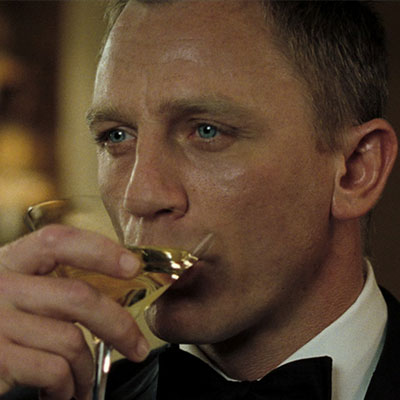 Daniel Craig nei panni di James Bond mentre beve un Vesper Martini
