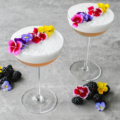 Daiquiri con fiori commestibili