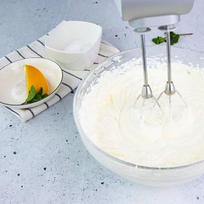 Amalgamare bene la ricotta con il limone