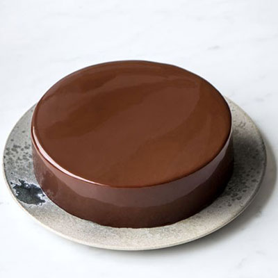 Torta moderna con glassa al cioccolato