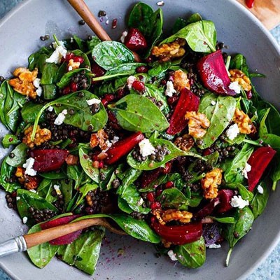 Insalata di spinaci, barbabietole, feta veg e noci