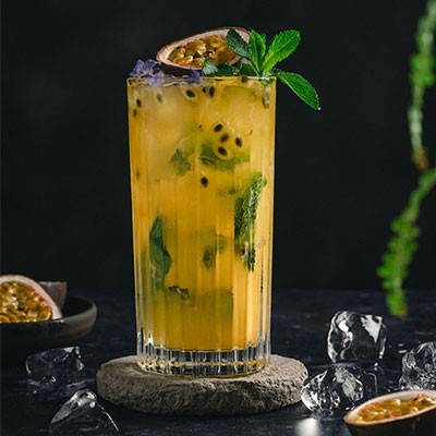 Cocktail analcolico all'ananas e frutto della passione