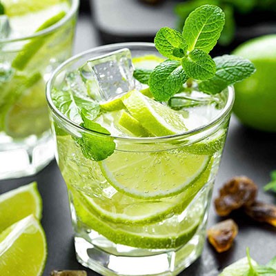 Mojito con foglie di menta