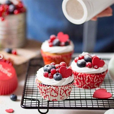 tre muffin con frutti di bosco e cuori