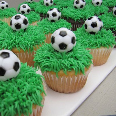 Muffin decorati con panna verde e palloni da calcio
