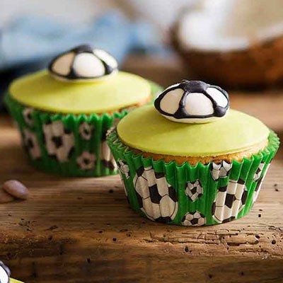 Muffin con pasta di zucchero e decorazioni pallone in zucchero