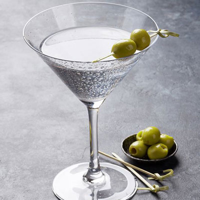 Martini Dry accompagnato da delle olive