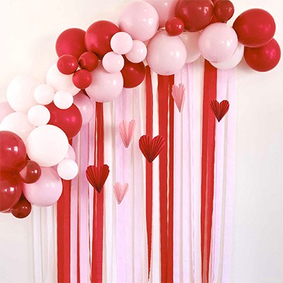 Composizione con palloncini rossi, rosa e bianchi