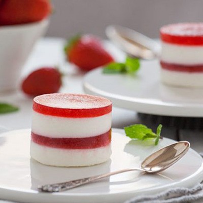 Panna cotta a strati con gel alla fragola