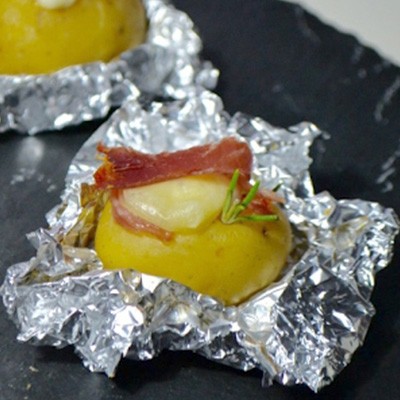 Patate al cartoccio con bacon e formaggio