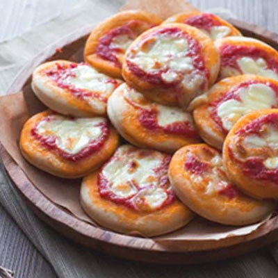 ricette di carnevale per bambini: pizzette rosse da aperitivo