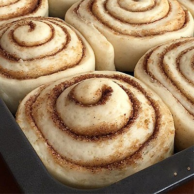 Cinnamon rolls lievitati e pronti per andare in forno