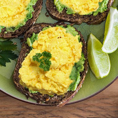 Toast all'avocado con uova strapazzate