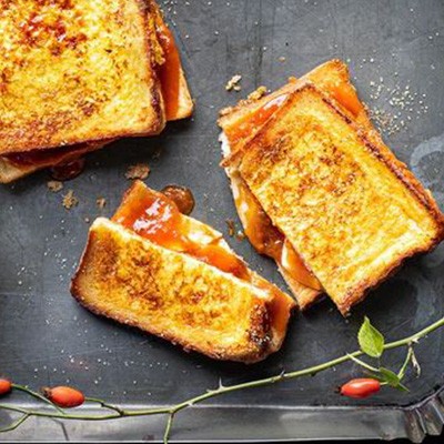 Toast con formaggio di capra e marmellata di peperoncino