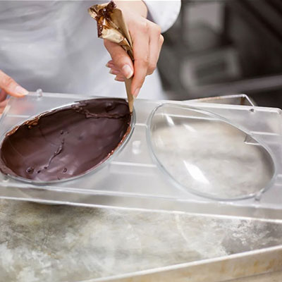 uova di cioccolata con stampi in policarbonato