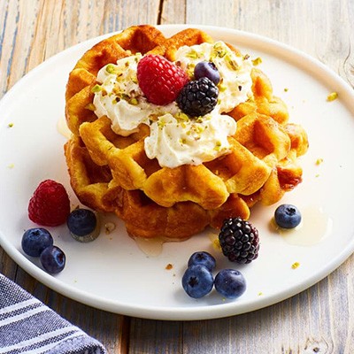 Waffle con panna e frutti di bosco