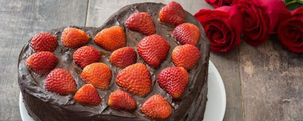 Torta al cioccolato a forma di cuore con fragole