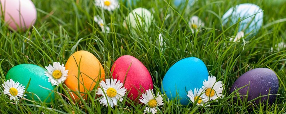 Caccia alle uova di Pasqua in un prato fiorito