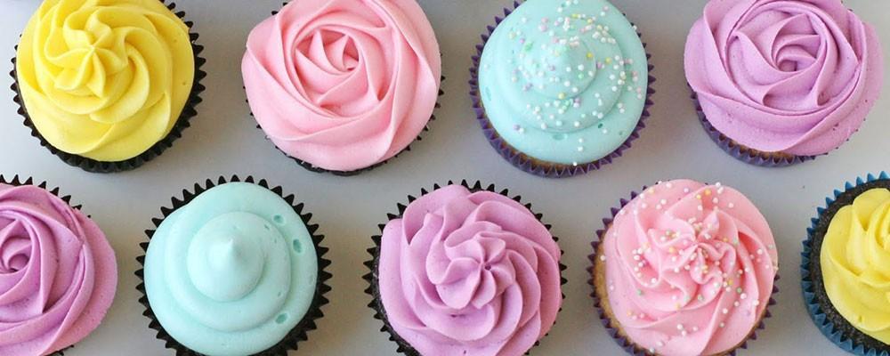 Cupcake decorati con crema al burro colorata