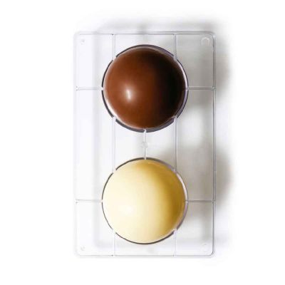 Sfera grande di cioccolato realizzata con stampo decora