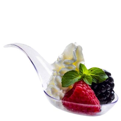 Monoporzioni finger food a cucchiaio con frutta e panna