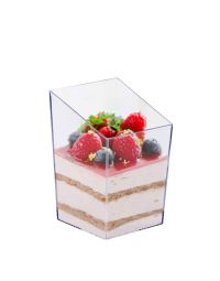 Bicchierini monoporzione svasati con dolce stratificato ai frutti di bosco