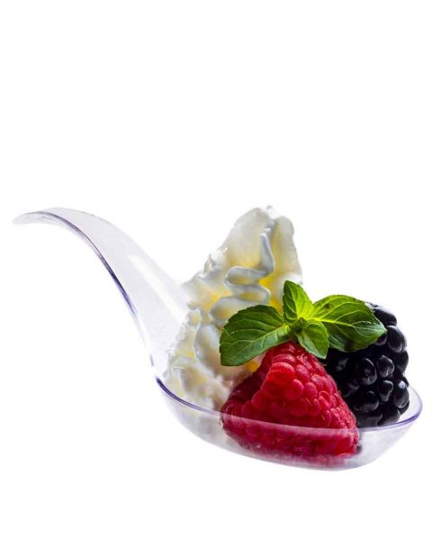 Monoporzioni finger food a cucchiaio con frutta e panna