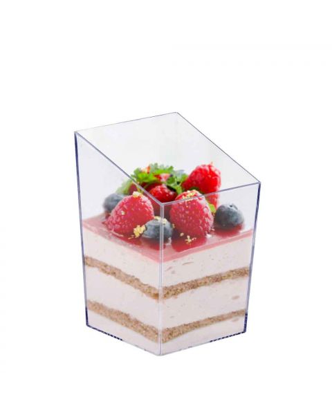 Bicchierini monoporzione svasati con dolce stratificato ai frutti di bosco